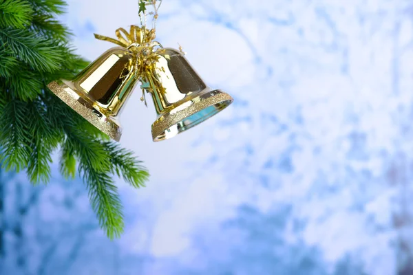 Klokken met Kerstdecoratie op lichte achtergrond — Stockfoto