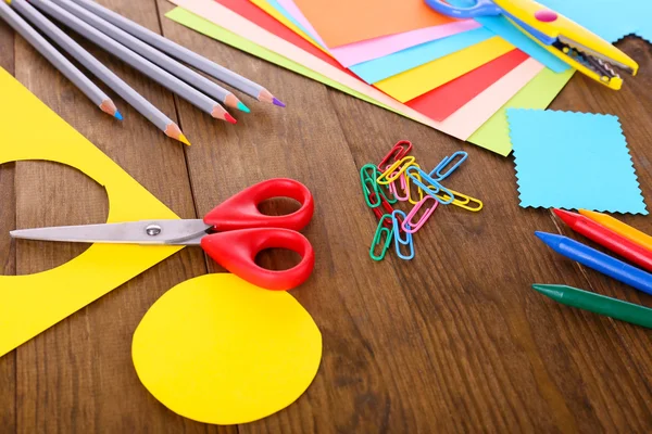 Cartón colorido y tijeras en primer plano de la mesa — Foto de Stock