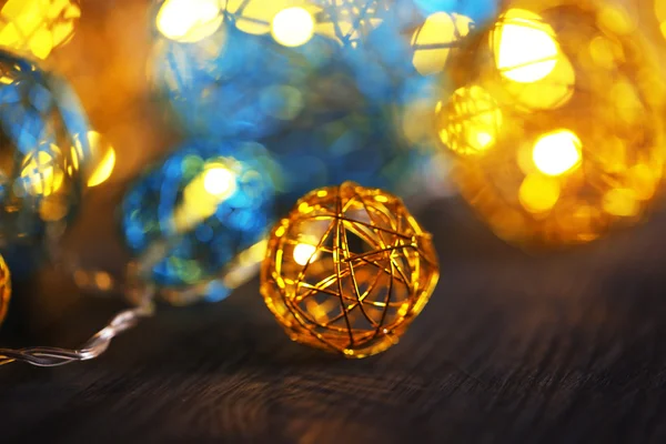 Boules décoratives de Noël et guirlande, sur fond en bois — Photo