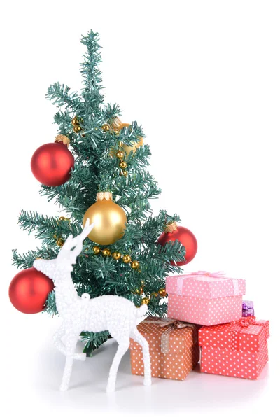 Dekorativer Weihnachtsbaum mit Geschenken isoliert auf weiß — Stockfoto