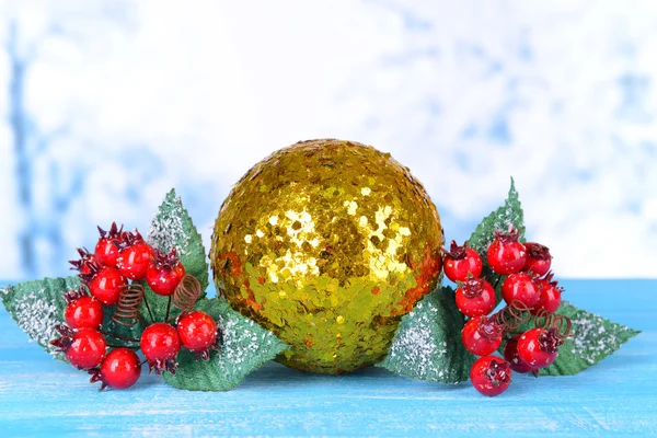 Samenstelling van kerstversiering op tafel op lichte achtergrond — Stockfoto