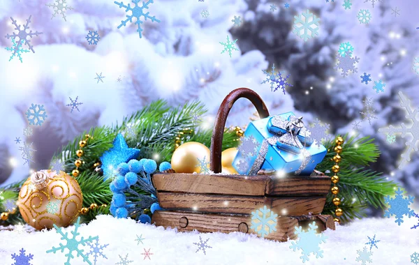 Composição com decorações de Natal em cesta, abeto em fundo claro — Fotografia de Stock