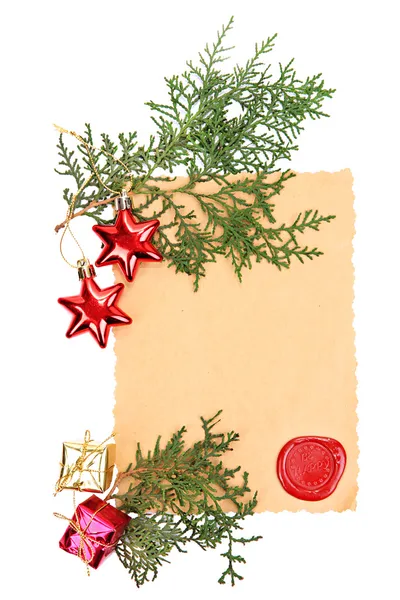 Marco con papel vintage y decoraciones navideñas aisladas en blanco —  Fotos de Stock