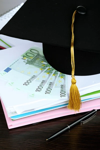 Χρήματα για την αποφοίτηση ή κατάρτισης σε κοντινό πλάνο ξύλινο τραπέζι — Φωτογραφία Αρχείου