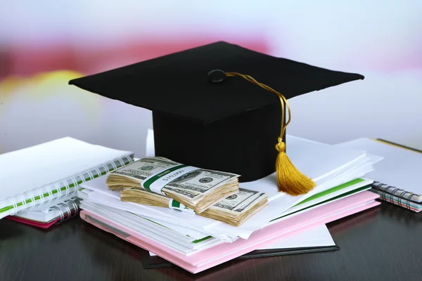 Dinero para la graduación o capacitación en primer plano de mesa de madera —  Fotos de Stock