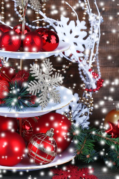 Vánoční ozdoby na dezert stojí na dřevěné pozadí — Stock fotografie