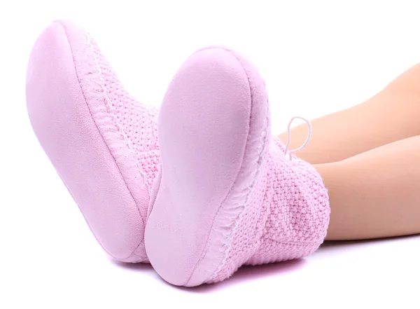 Ženské nohy v domácí zimní boty, izolované na bílém — Stock fotografie