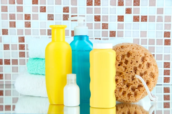 Cosmetici e accessori da bagno su sfondo piastrelle a mosaico — Foto Stock