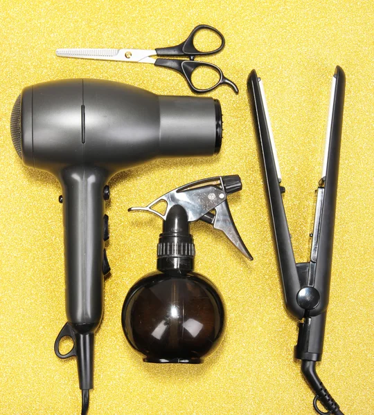 Outils de coiffure sur fond doré — Photo