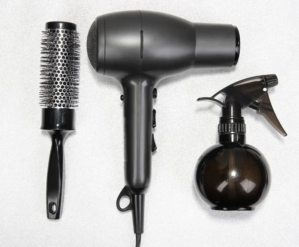 Ferramentas de cabeleireiro no fundo prata — Fotografia de Stock