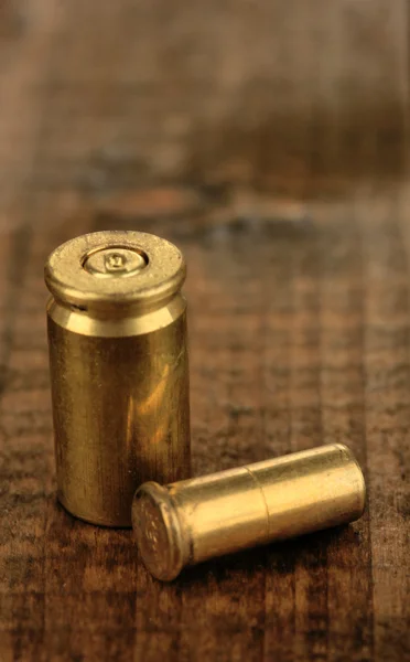 Shotgun cartridges on wooden table close-up — Stock Photo, Image