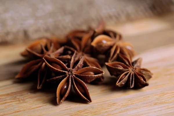 Anís estrellado sobre fondo de madera — Foto de Stock