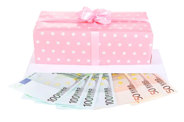 Caixa de presente com dinheiro isolado em branco — Fotografia de Stock