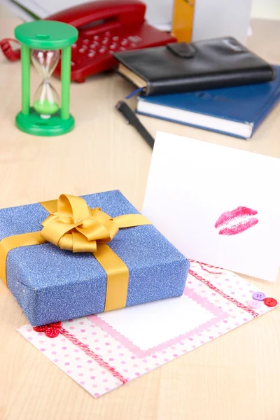 Gift with card for loved one on desktop close-up — Stock Photo, Image