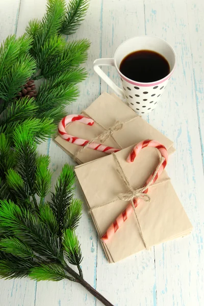 Joulukarkkia kepit, kuppi kuumaa juomaa ja kirjeitä Santa, puinen tausta — kuvapankkivalokuva