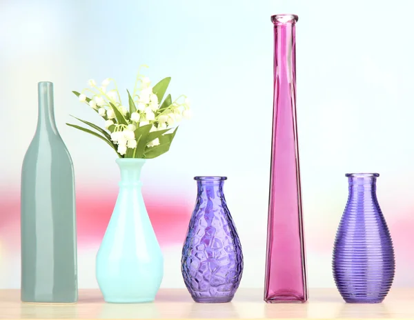 Açık renkli raf üzerinde farklı dekoratif vazolar — Stok fotoğraf