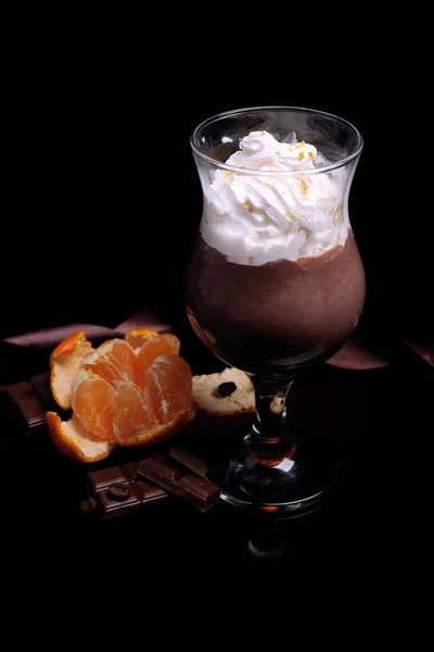 Dessert savoureux au chocolat, crème et sauce orange, sur fond de couleur sombre — Photo