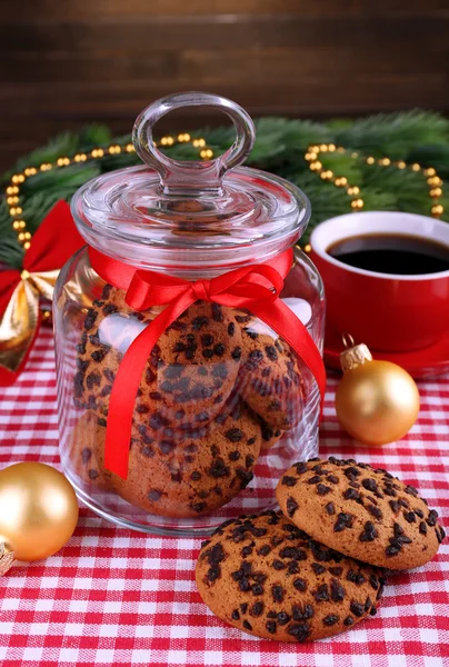 Deliziosi biscotti di Natale in vaso sul tavolo su sfondo di legno — Foto Stock