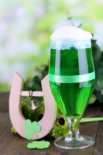 Vaso de cerveza verde y herradura para el día de San Patricio en mesa de madera de cerca —  Fotos de Stock