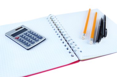 defter kalem, kalem ve üzerinde beyaz izole hesap makinesi ile