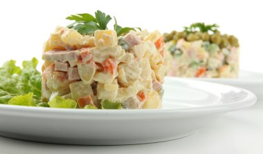 Geleneksel Rus salatası Olivier, beyaz üzerine izole edilmiş.