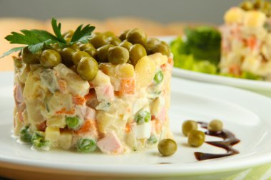 Rus salatası geleneksel ahşap zemin üzerinde olivier