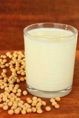 ahşap zemin üzerinde süt ile soya fasulyesi