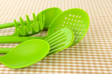 Plastik mutfak eşyaları kumaş zemin