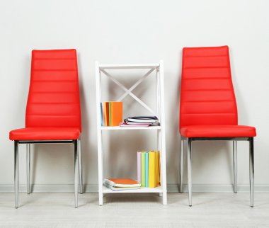 modern renkli sandalyeler, ahşap stand, duvar fon üzerine kitap ile güzel iç