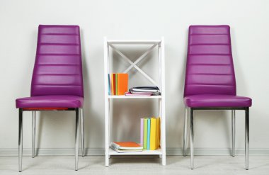 modern renkli sandalyeler, ahşap stand, duvar fon üzerine kitap ile güzel iç