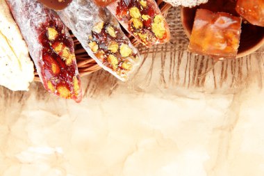 kahverengi zemin üzerine lezzetli oryantal tatlılar