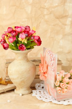 vintage tabut ve çiçeklerle güzel natürmort