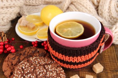 Tahta masada limonlu çay.
