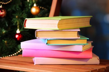 Noel ağacı arka koltuğa kitapları ile kompozisyon