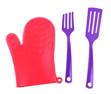 Fırın eldiveni ve üzerinde beyaz izole mutfak eşyaları