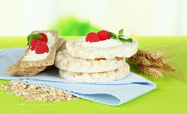 Smakelijke knäckebröd met bessen, op groene tafel — Stockfoto