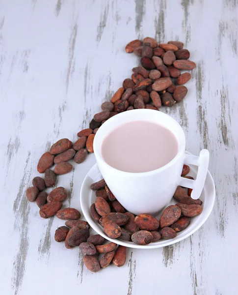 Bevanda di cacao e fagioli di cacao su sfondo di legno — Foto Stock