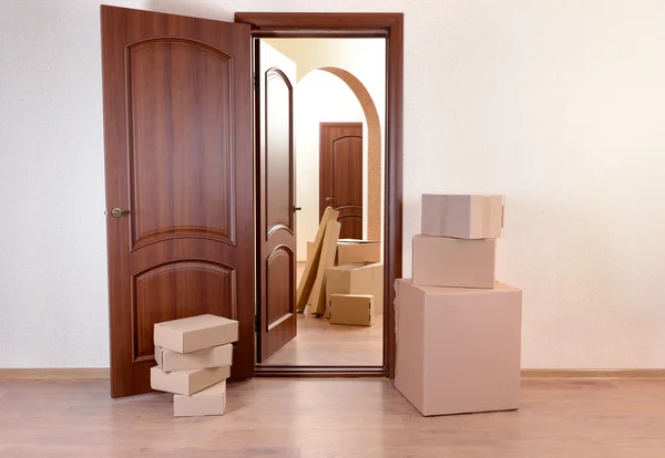 Habitaciones vacías con pila de cajas de cartón: concepto de casa móvil — Foto de Stock