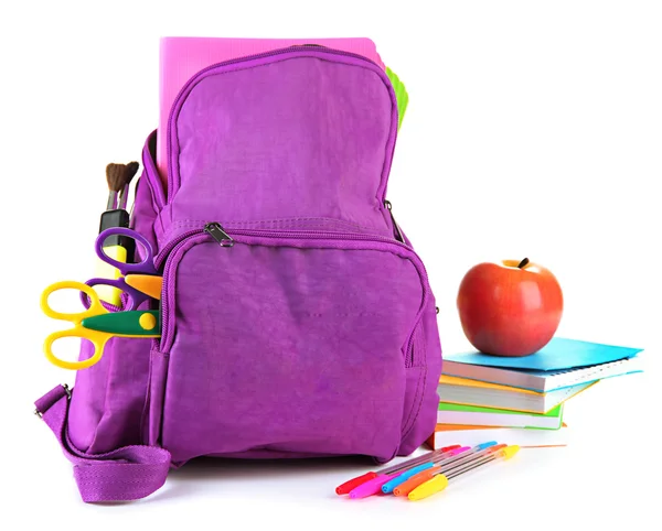 Fioletowy plecak z artykułami szkolnymi na białym tle — Zdjęcie stockowe