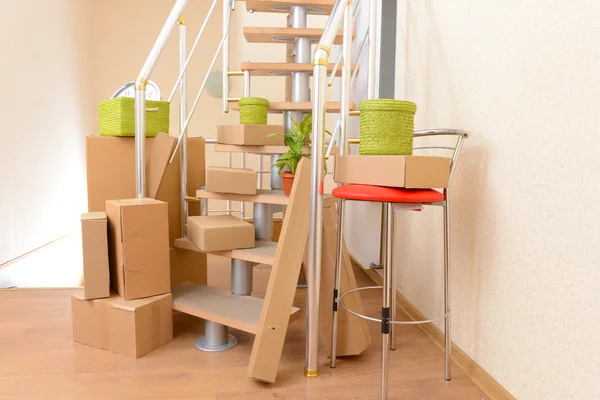 階段の近くの箱のスタック： 移動家の概念 — ストック写真