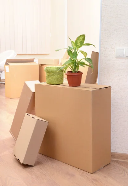 Cameră goală cu stivă de cutii de carton: conceptul de casă în mișcare — Fotografie, imagine de stoc