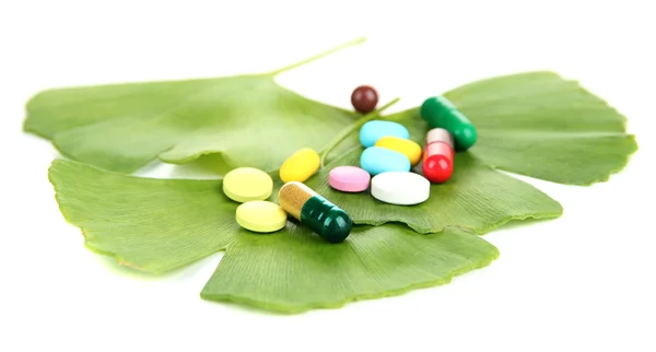 Ginkgo biloba leaves and pills isolated on white — Stock Photo, Image