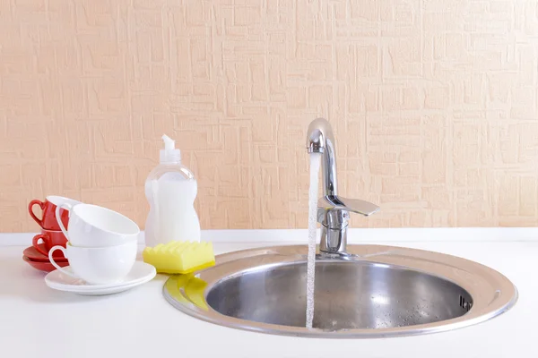 Bulaşıkları kurutma metal lavabo — Stok fotoğraf