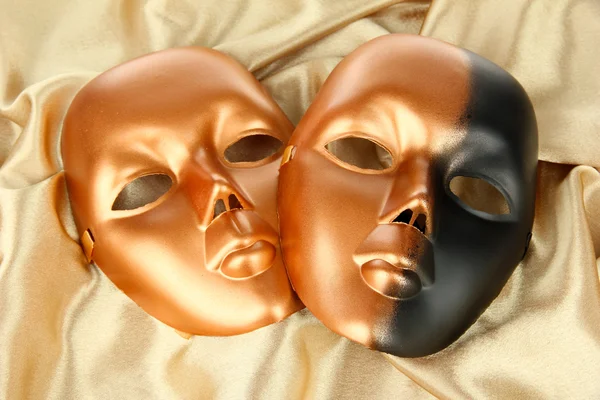 Masque sur fond de tissu doré — Photo