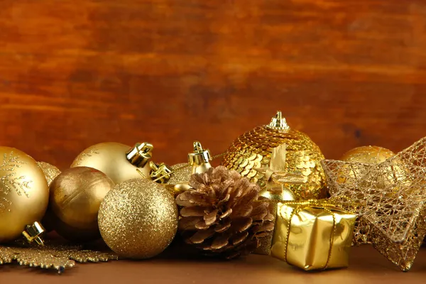 Belles décorations de Noël sur table sur fond en bois — Photo