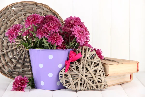 Strauß rosa Chrysanthemen im Eimer auf weißem Holzhintergrund — Stockfoto