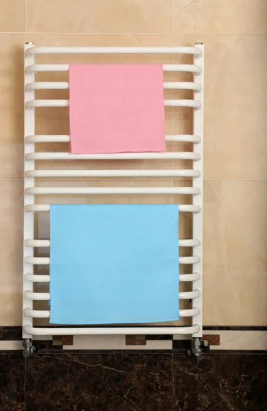 Color towels on radiator in bathroom — Stock Photo, Image