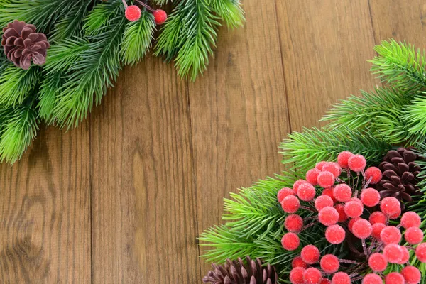 Ramas de árbol de Navidad sobre fondo de madera —  Fotos de Stock