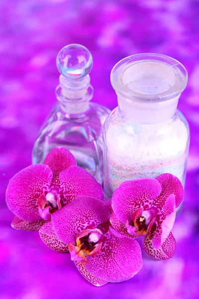 Bela configuração de spa com orquídea no fundo roxo — Fotografia de Stock