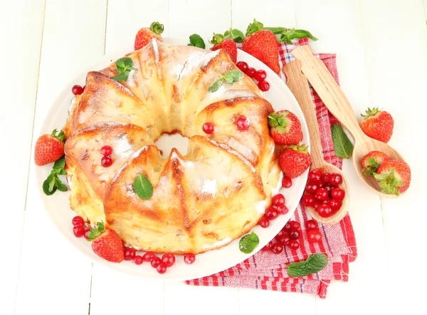 Beyaz ahşap masa üzerinde meyveleri lezzetli ev yapımı kek — Stok fotoğraf